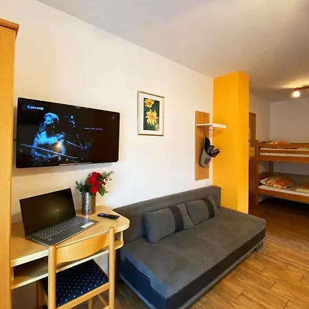 Guest house Mesec Zaplana 3*