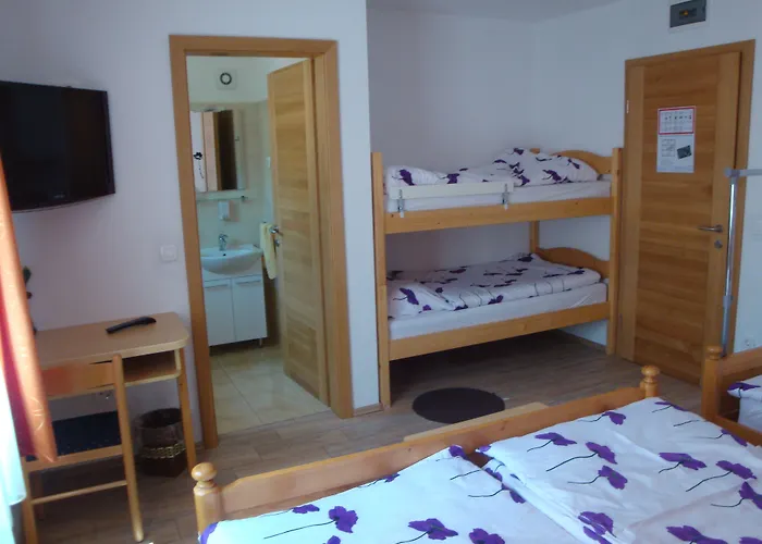 Mesec Zaplana Konukevi Vrhnika