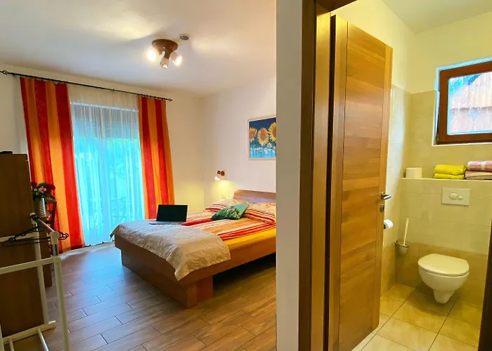 Mesec Zaplana Konukevi Vrhnika